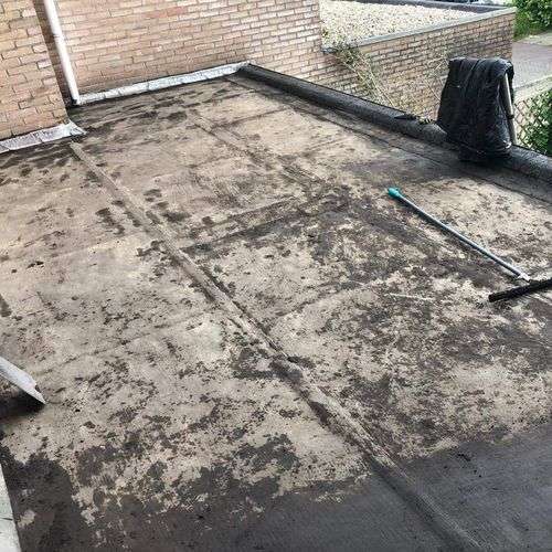 Schoonmaken van een plat dak in Woudenberg